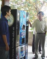 Máy bán hàng tự động “made in TP.HCM”