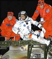 Năm 2007: TQ đưa 3 người vào không gian