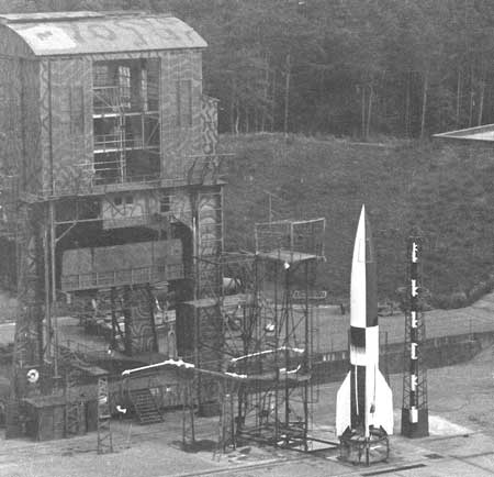 Wernher Von Braun chế tạo hỏa tiễn.