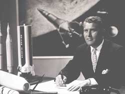 Wernher Von Braun chế tạo hỏa tiễn.