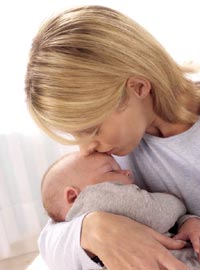 Bú nhiều sữa mẹ tránh nguy cơ sưng phổi và viêm tai giữa
