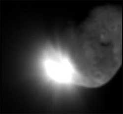 NASA bắn phá sao chổi làm tung ra 250.000 tấn nước