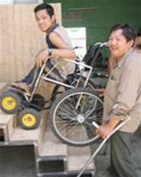 Một người khuyết tật chế tạo thành công xe lăn leo cầu thang