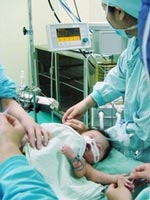 Tách bỏ thành công cánh tay thứ ba của bé 2 tháng tuổi