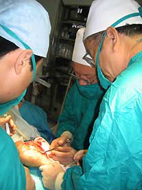 Cắt bỏ nốt khối u 4 kg trên cậu bé mười tuổi