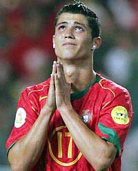 Dường như việc đàn ông khóc đã trở nên khá phổ biến trong thời đại hiện tại. Nhưng chúng ta có biết rằng đàn ông nổi tiếng như Ronaldo cũng có những lúc rơi nước mắt không? Click ngay vào hình ảnh để cùng xem và để cho những nước mắt đó trở thành một dấu ấn đặc biệt trong cuộc đời của mỗi con người.
