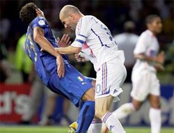 Scandal Zidane "húc đầu" biến thành... mồi nhử của Trojan