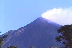 Indonesia: Thêm một núi lửa hoạt động mạnh