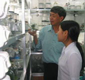 PGS-TS Bùi Văn Lệ, đang chỉ dẫn cho sinh viên cách nhân giống loài hoa tử linh lan 