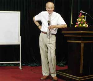 GS Jim Cronin: Hãy theo đuổi đam mê khoa học!