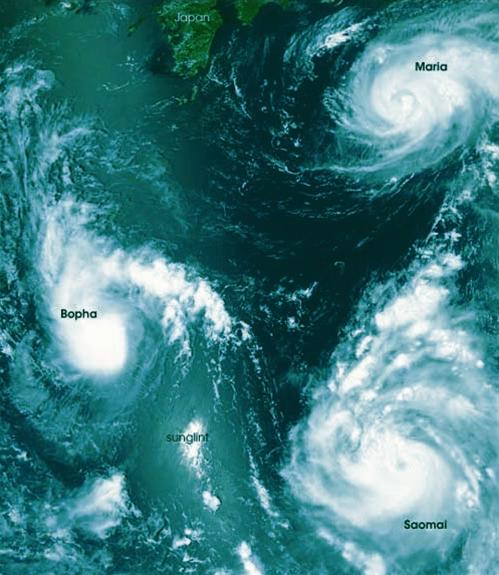 Ba cơn bão hội tụ tại đông bắc Biển Đông