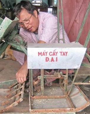 Thanh Hóa: hai nông dân chế tạo máy cấy lúa