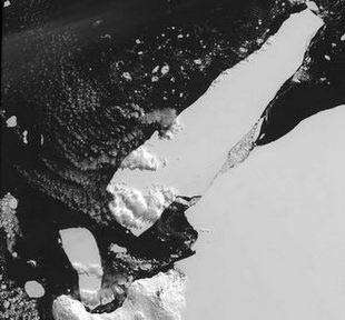 Tảng băng trôi lớn nhất thế giới bị vỡ do một cơn bão