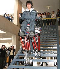 Nhật Bản chế tạo chân robot thay thế xe lăn