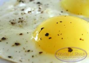 Trứng sống gây ngộ độc thức ăn