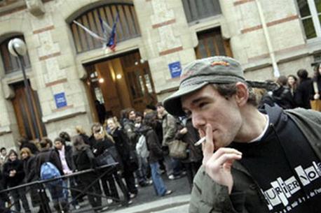 Từ 01-02, Pháp cấm hút thuốc ở nơi công cộng