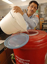 Giáo sư Abul Hassam và phát minh lọc thạch tín cho nước giếng