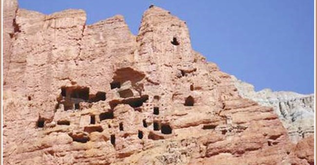 Phát hiện nhiều hang trên vách núi dựng đứng ở Nepal