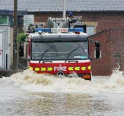 Nước Anh chìm trong lũ lụt