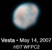 Hình ảnh của hai tiểu hành tinh Ceres và Vesta do Hubble gửi về