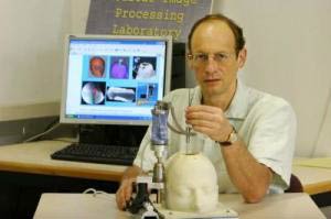 Leo Joskowicz với robot mini phẫu thuật thần kinh