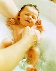Vì sao cần tắm thường xuyên cho trẻ sơ sinh?