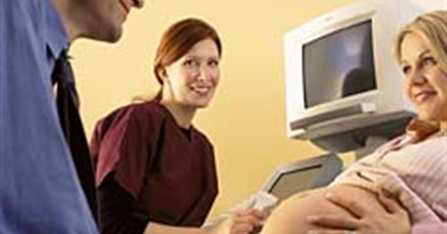 Phụ nữ dễ sinh hơn khi có người thân bên cạnh