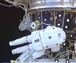 NASA: Đi bộ không gian để đánh giá hiện trạng tàu con thoi Endeavour