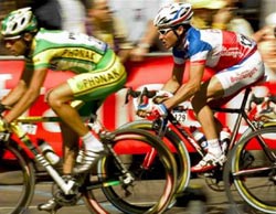 Tim vận động viên Tour de France to hơn bình thường
