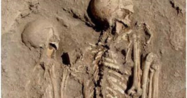 Hai bộ xương "Romeo và Juliet" 8.000 năm tuổi