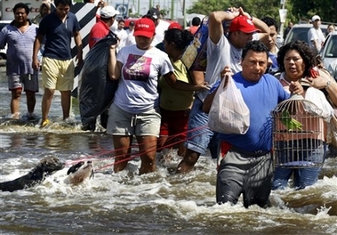 Hàng chục ngàn người Mexico bị mắc kẹt trong nước lũ