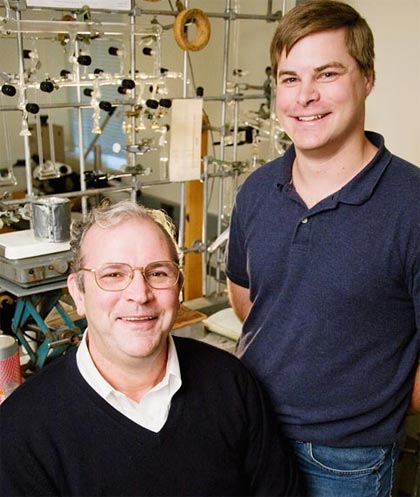 Giáo sư hoá học Thomas Rauchfuss(bên trái) và sinh viên Zachariah Heiden đã tìm ra phương pháp mới tạo ra nước. 