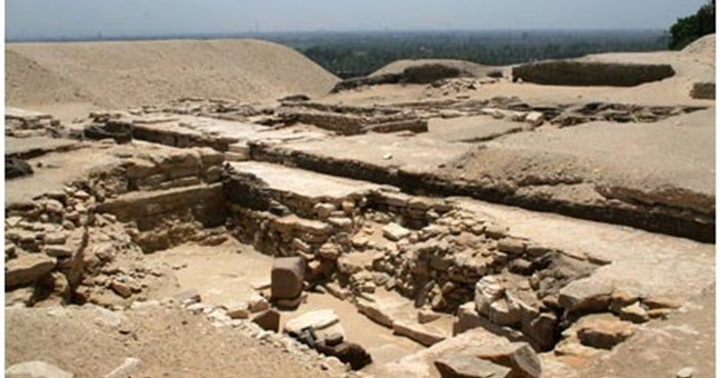 Kim tự tháp <i>“mất tích”</i> được phát hiện bị chôn vùi ở Ai Cập