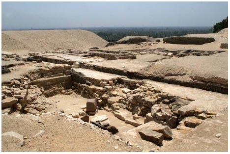 Kim tự tháp <i>“mất tích”</i> được phát hiện bị chôn vùi ở Ai Cập