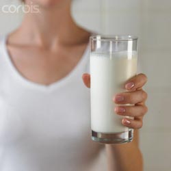 Uống sữa không béo, giảm nguy cơ tim mạch