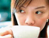 Uống 4 cốc cà phê mỗi ngày giảm 25% khả năng có con