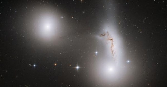 3 thiên hà chơi trò cho-nhận lực hấp dẫn