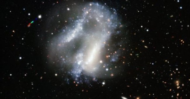 Bộ đôi thiên hà hỗn loạn và kỳ lạ