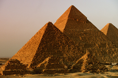 Ngày chính xác bắt đầu xây dựng kim tự tháp Giza? 