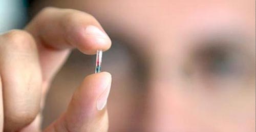 Microchip gắn trên vai nhắc bạn uống thuốc