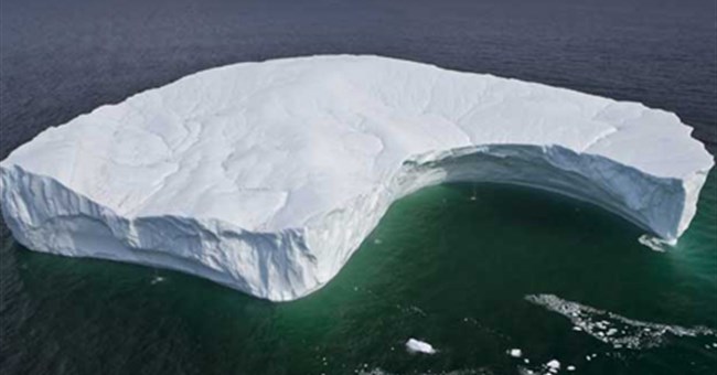Đảo băng lớn nhất thế giới lang thang trên đại dương