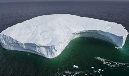 Đảo băng lớn nhất thế giới lang thang trên đại dương