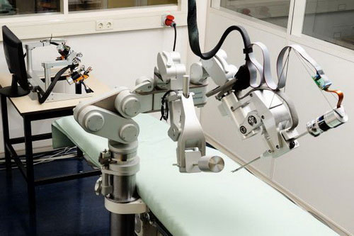 Robot hỗ trợ bác sĩ phẫu thuật