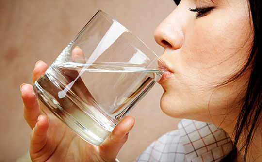 Một cách giảm cân: Uống nước trước khi ăn