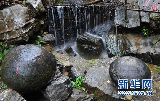 Kỳ lạ đá biết “đẻ trứng”