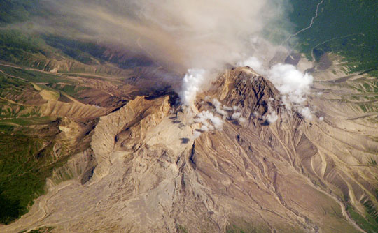 Hai núi lửa cùng phun trào dữ dội ở Nga