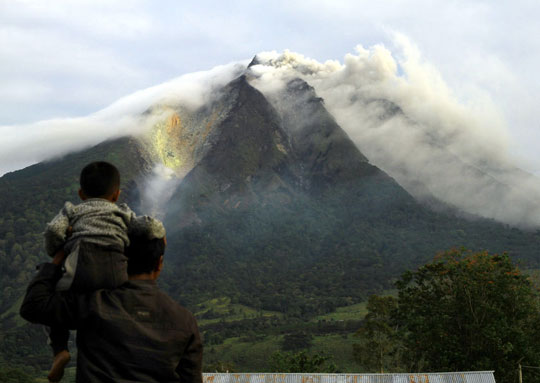 22 núi lửa Indonesia đồng loạt rung chuyển 
