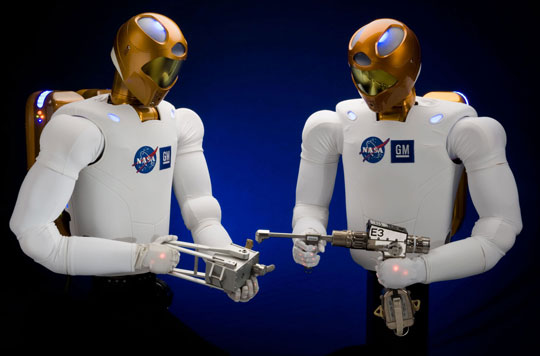 Robot phi hành gia đầu tiên sắp bay vào không gian