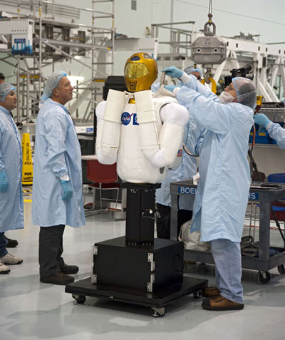 Robot phi hành gia đầu tiên sắp bay vào không gian