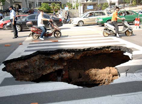 Kinh hoàng hố tử thần “xâm lấn” trên toàn thế giới